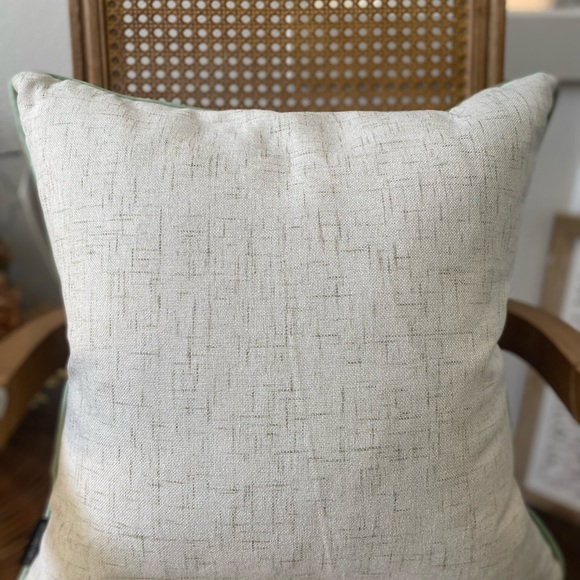 Casa Decor Home Luxurious Feather Fill 20”x20” Textured Pillow Decor NWT - Picture 8 of 8